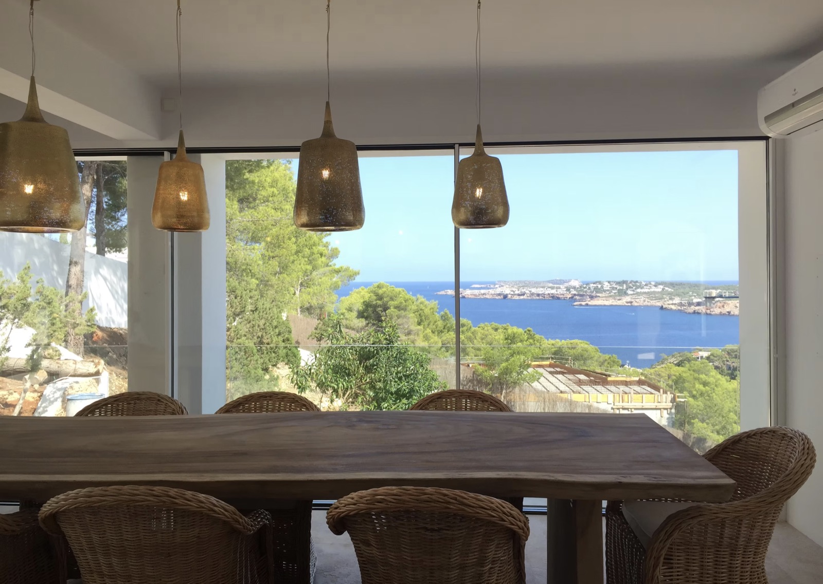 Dining space oriented towards the bay