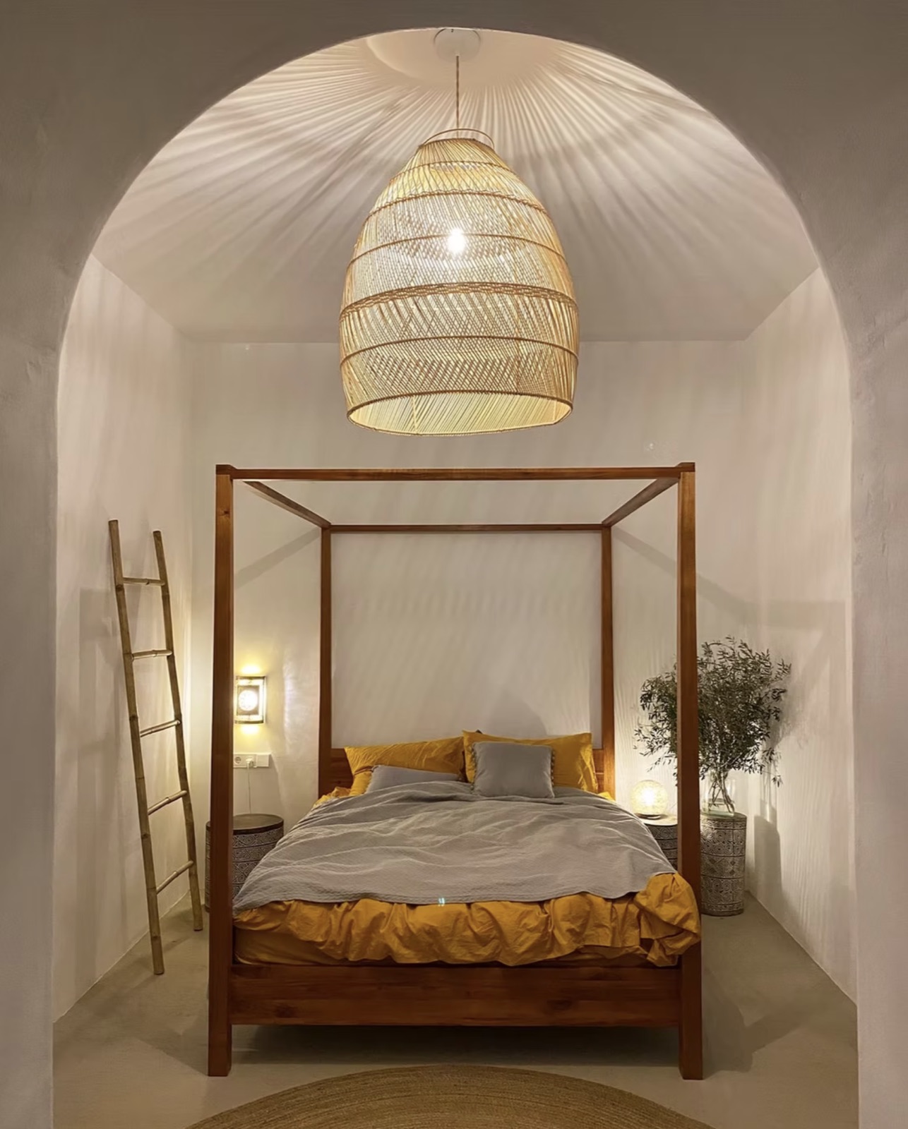 Bedroom framed by a sculpted arch